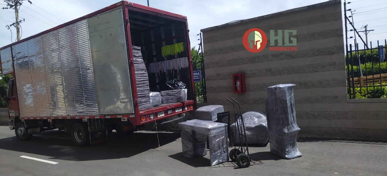 Camión de Mudanzas HG cargado frente a la bodega